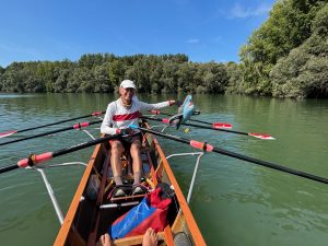 © Petra Bohland Das Foto zeigt Team Elwetritsch aus Speyer mit einem Hai-Schwimmspielzeug im Schäferweiher.