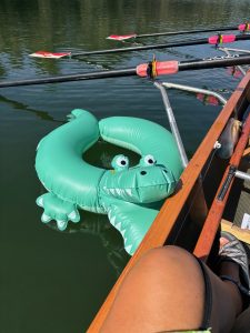 © Petra Bohland Das Foto zeigt Team Elwetritsch aus Speyer mit einem Krokodil-Schwimmspielzeug im Kief.