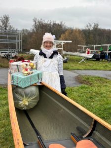 Steuerfrau Angelika Best brachte als Christkind die Teams sicher über die Ziellinie © Petra Bohland Foto zeigt ein Boot mit Steuerfrau Angelika Best, die als Christkind verkleidet war.