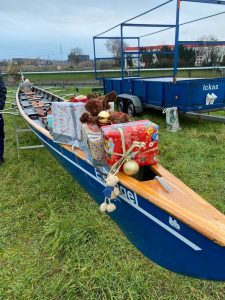Unser Boot "Eisvogel" mit weihnachtlicher Dekoration Das Foto zeigt ein Ruderboot, das weihnachtlich dekoriert ist